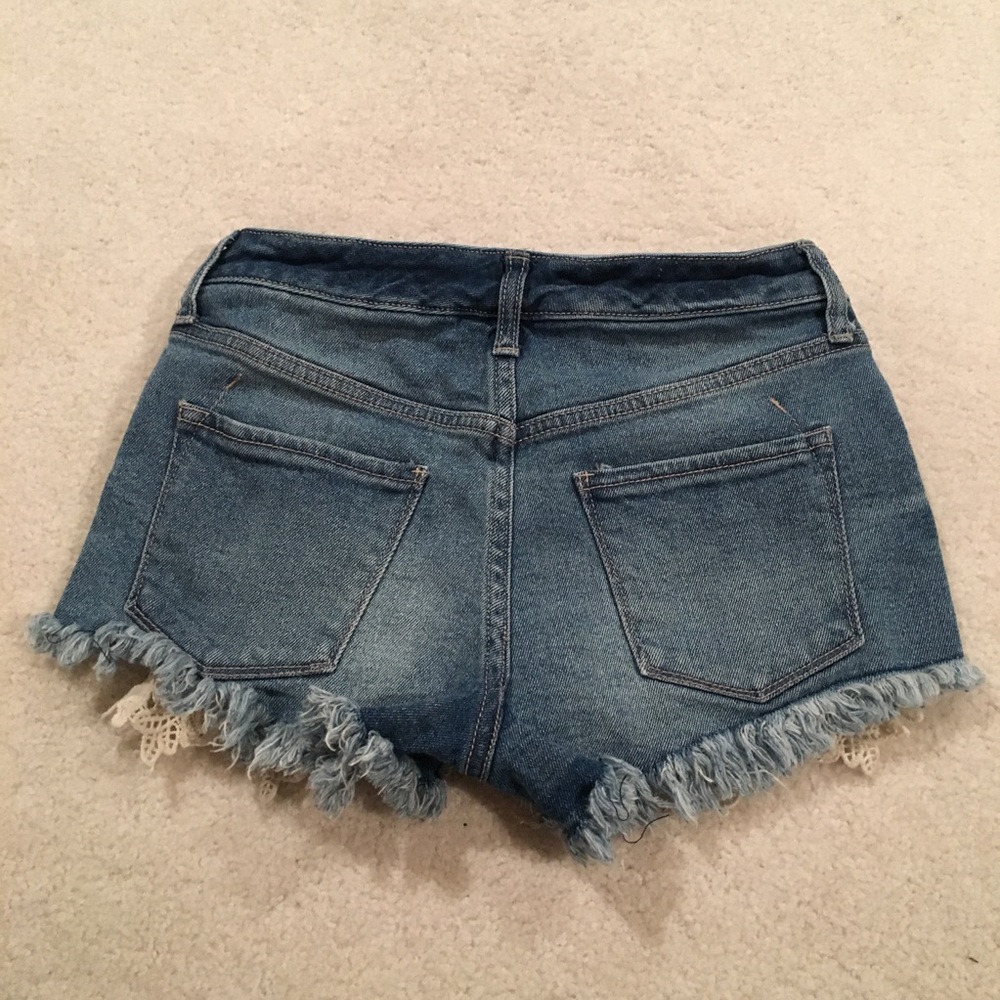 High waisted distressed denim shorts w/ lace trim - Picture 4 of 5